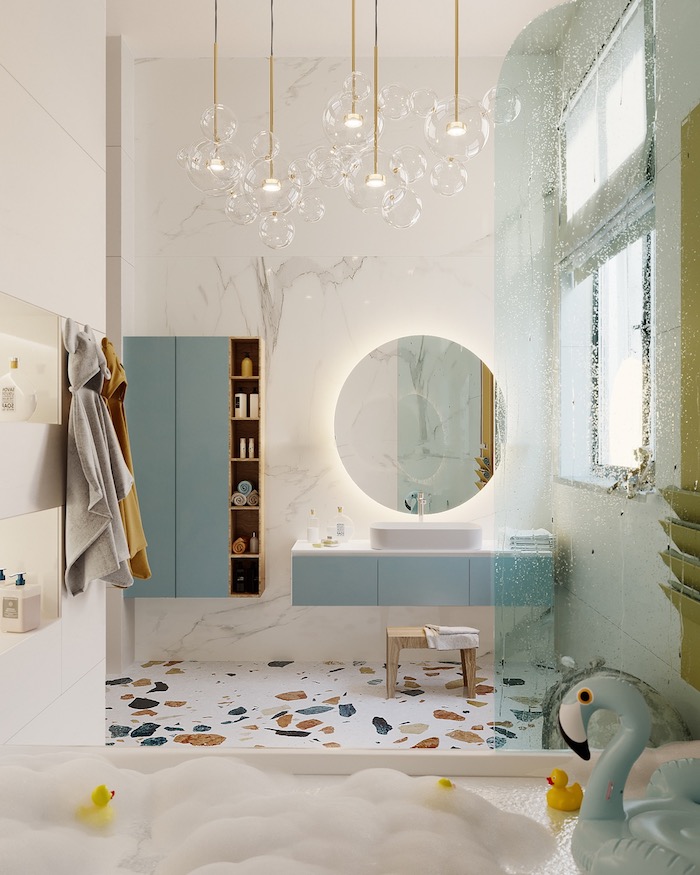 Badeinrichtung Ideen, Lampen in Form von Seifenblasen, Badmöbel in Hellblau, runder Spiegel, aufblasbare Flamingo in der Badewanne