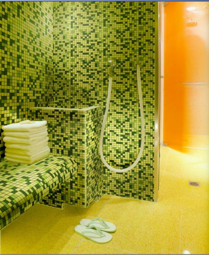 badezimmer-mit-mosaik-grün-orange-und-gelb