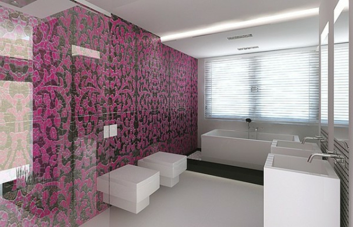 badezimmer-mit-mosaik-lila-wand-und-fenster