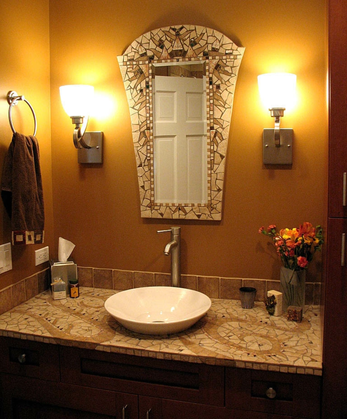 badezimmer-mit-mosaik-schöner-spiegel-und-zwei-lampen