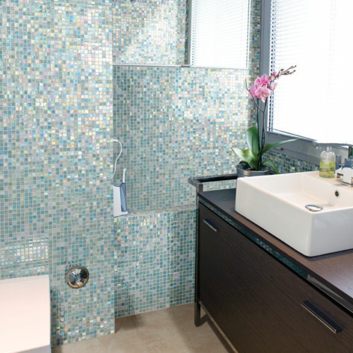 badezimmer-mit-mosaik-weißer-waschbecken-brauner-unterschrank