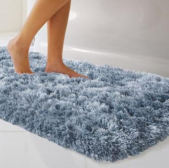 badezimmer-teppich-blau-und-beine