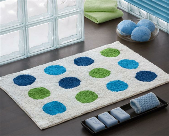 badezimmer-teppich-gepunktet-in-grün-blau-und-weiß