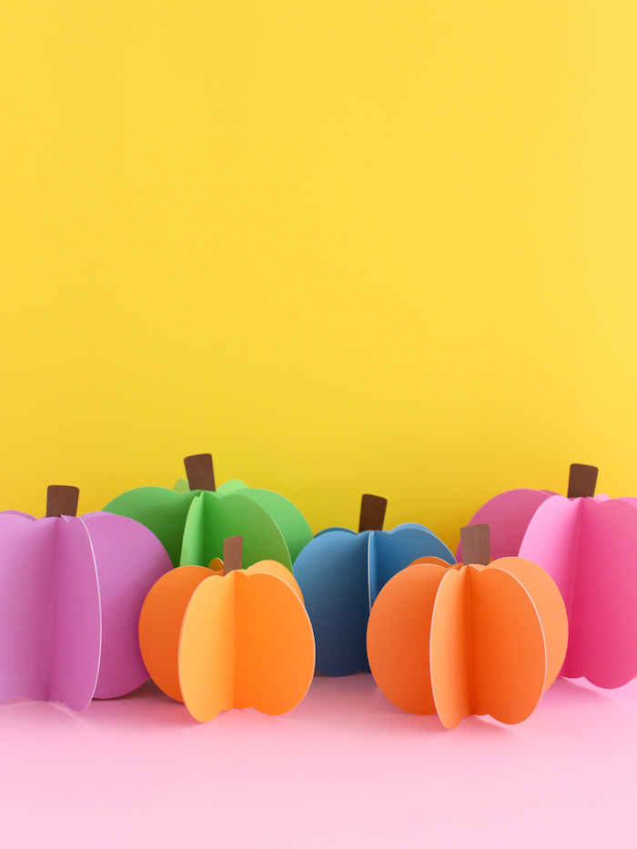 Bunte Kürbisse aus Papier basteln, coole Ideen für Herbstbasteln mit Kindern 