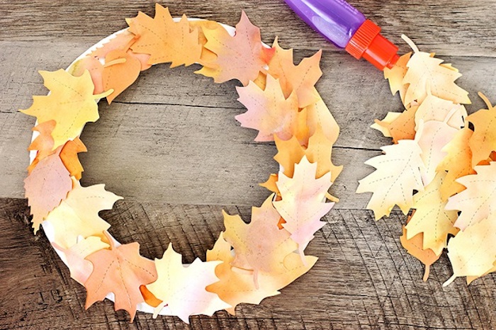 Herbstkranz selber machen, Herbstblätter aus Papier schneiden und mit Wasserfarben bemalen 