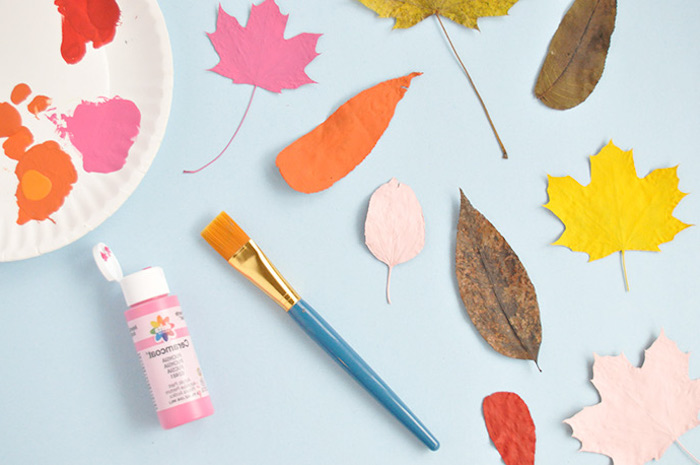 Herbstblätter mit Acrylfarben bestreichen, basteln mit Kindern im Herbst, einfache DIY Ideen 