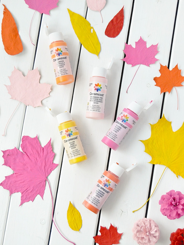 Blätter und Zapfen mit Acrylfarben bunt bemalen, Anleitung für DIY Herbstdekoration 