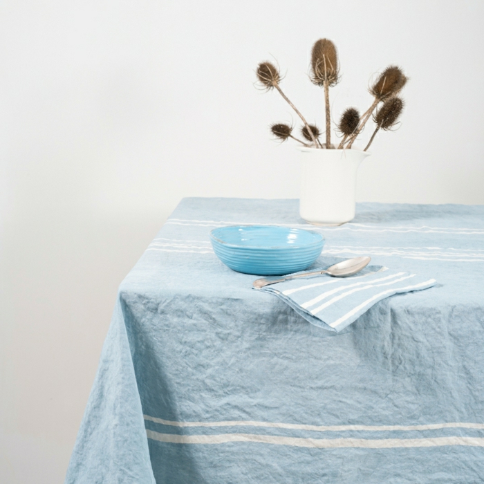 blaue-Leinen-Tischdecke-weiße-Streifen-italienisches-Design-Geschirr-vintage-Stil