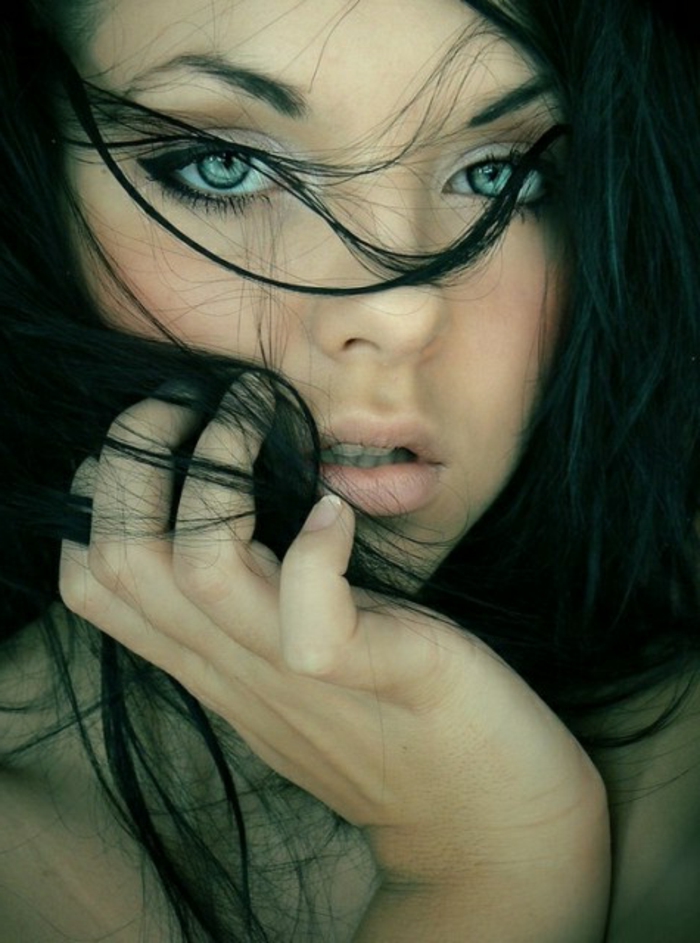 Augen dunkle helle haut haare blaue Lippenstift passend