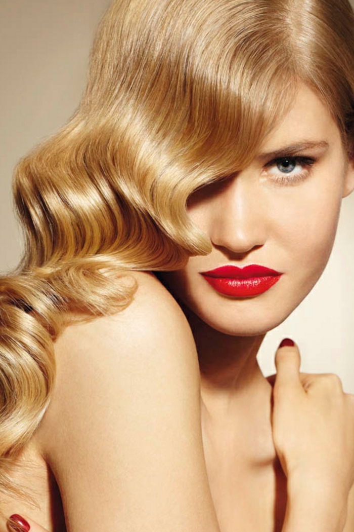 blonde-haare-schöne-rote-lippen