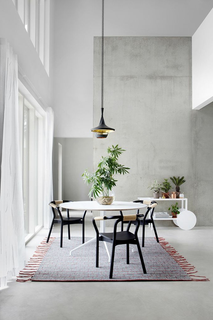 breiter-Raum-hohe-Zimmerdecke-runder-Tisch-weiß-Pflanzen