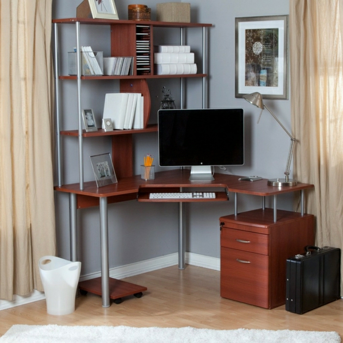 büromöbel-Schreibtisch-mit-Regal-Holz-Computer-Leselampe-Metall-weiße-Bücher-Schubladen-Koffer-Eimer-weißer-Teppich