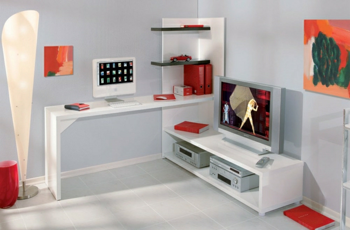büromöbel-kreative-Komposition-Schreibtisch-mit-Regal-weiß-rote-Elemente-Mac-Computer-Bild-Fernseher-Unterschrank