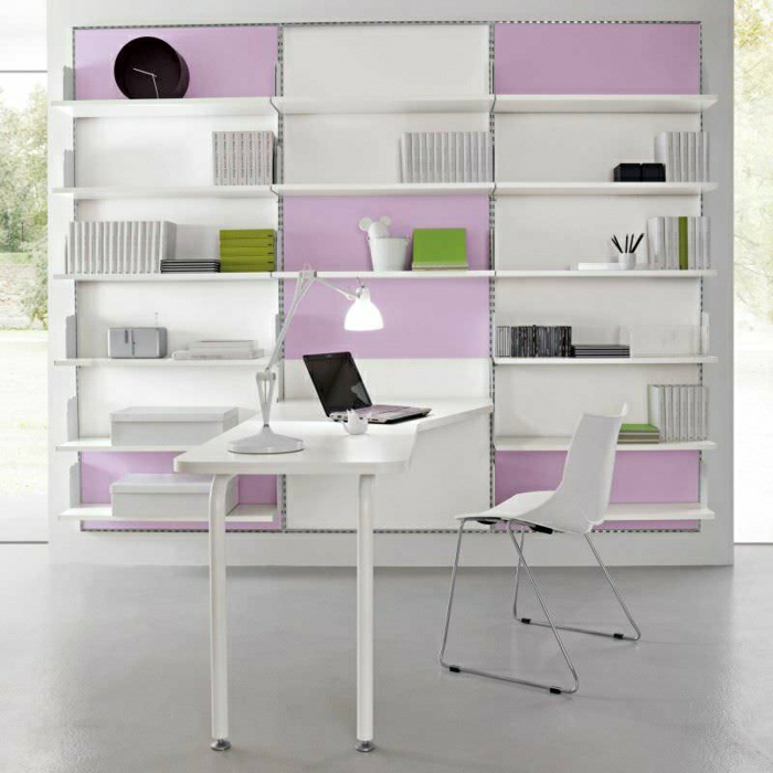 büromöbel-schreibtisch-weiß-Regale-Bücher-Laptop-Leselampe-Stuhl-elegantes-Design