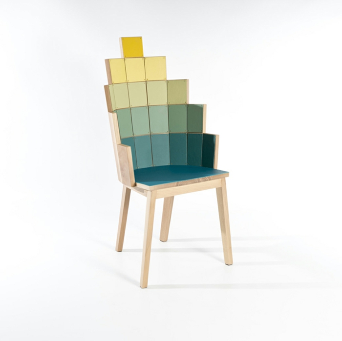 effektvolles-Möbelstück-Designer-Stuhl-verschiedene-Nuancen-Holz-modern