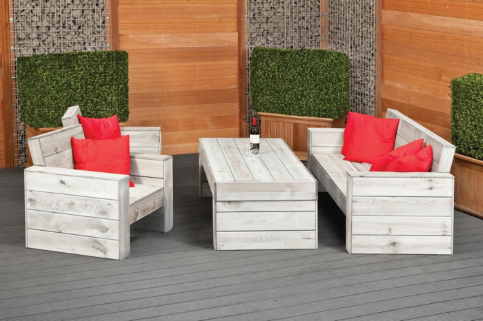 elegante-Garten-Gestaltung-weiße-Möbel-rustikal-Holz-rote-Kissen-Veranda