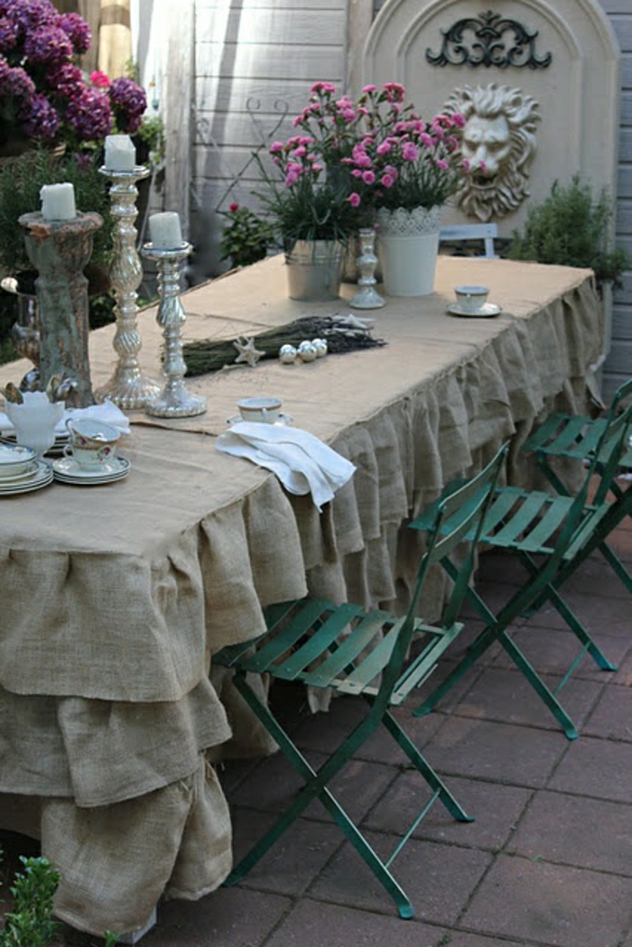 elegante-Tischdekoration-Tischdecke-Leinen-rohes-Material-grüne-Stühle-Kerzenhalter