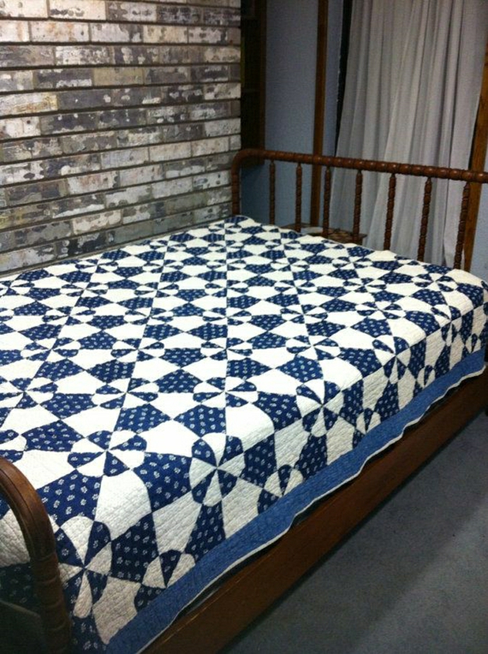 eleganter-handgemachter-Bettüberwurf-blau-weiß