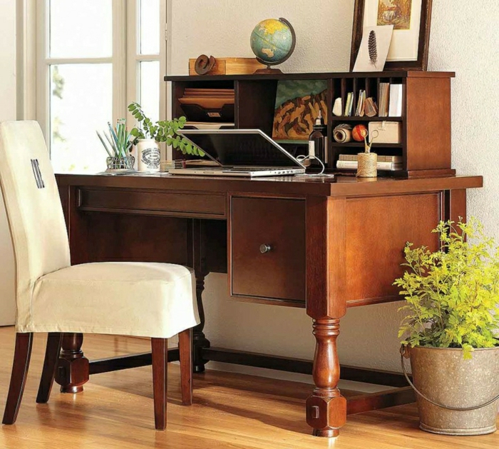elegantes-Interieur-Arbeitszimmer-hölzerner-Schreibtisch-Schubladen-Regale-Globus-Zapfen-Zeichnung-Bild-Pflanze-stilvoller-Stuhl