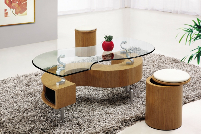 elegantes-Interieur-Couchtisch-mit-Hocker-hölzerne-Grundlage-gläserne-Tischplatte-kreatives-Design