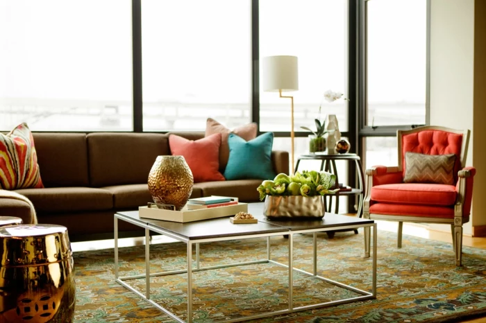 elegantes-Interieur-Couchtisch-mit-Hocker-golden-roter-Sessel-farbige-goldene-Elemente