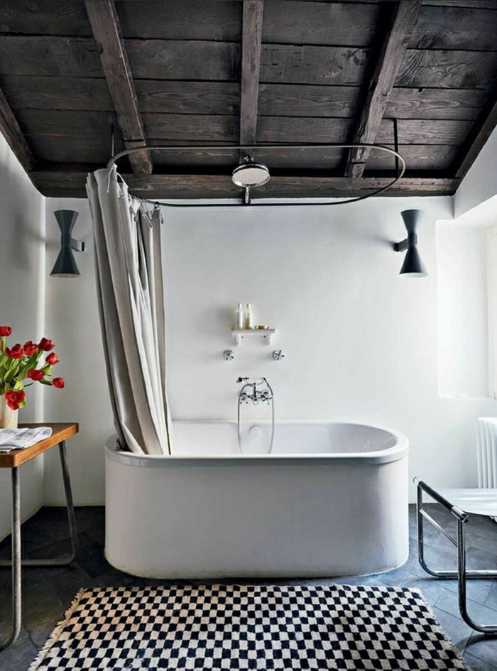 en-suite-Badezimmer-Wand-weiß-Tulpe-roten Ziegelflur-black-Badewanne-Balkendecke