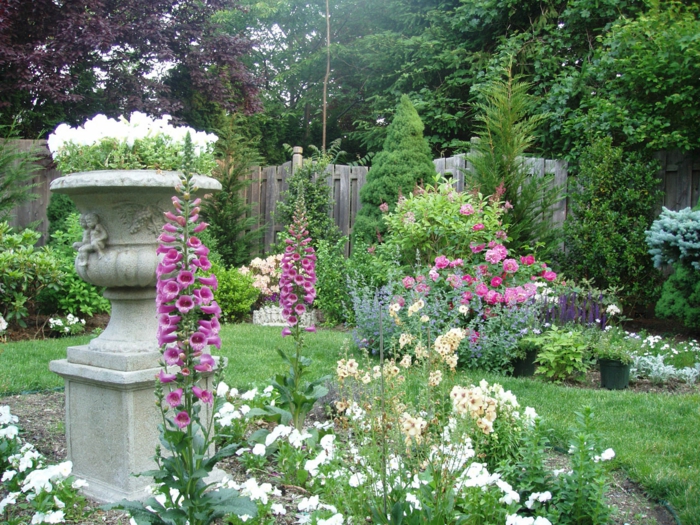 schöner-Garten-Blumen-Architektur