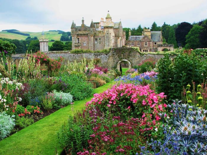 englischer-Garten-Schloss-Mauer-Stein-großartig-Blumen-grelle-Farben-Gras-Natur