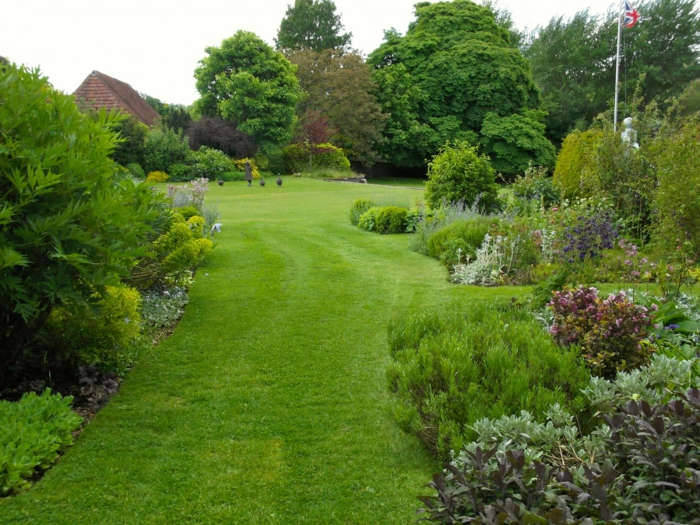 Garten-englisches-Design-räumlich-Büsche-Skulpturen-britische-Flagge