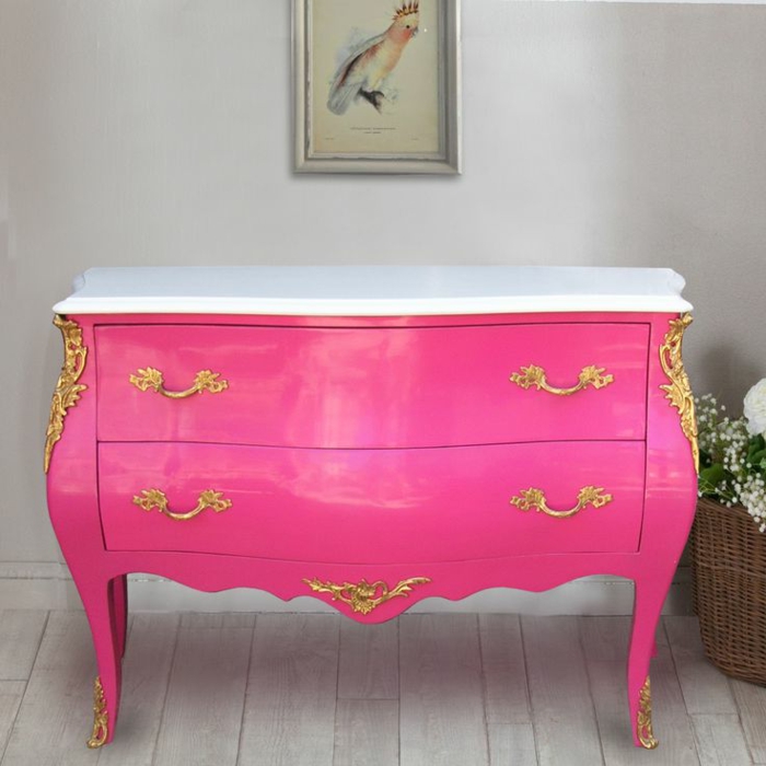extravagantes-Modell-rosa-Kommode-Schubladen-goldene-Ornamente-weiße-Tischplatte