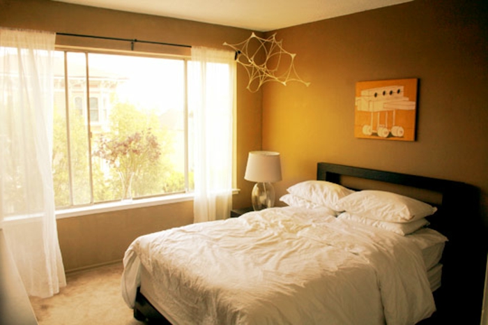 farbe-gold-in-der-einrichtung-gemütliches-schlafzimmer
