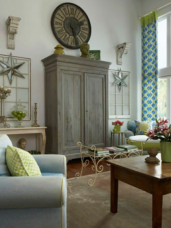 frische-Wohnzimmer-Gestaltung-vintage-Elemente-alte-Wanduhr