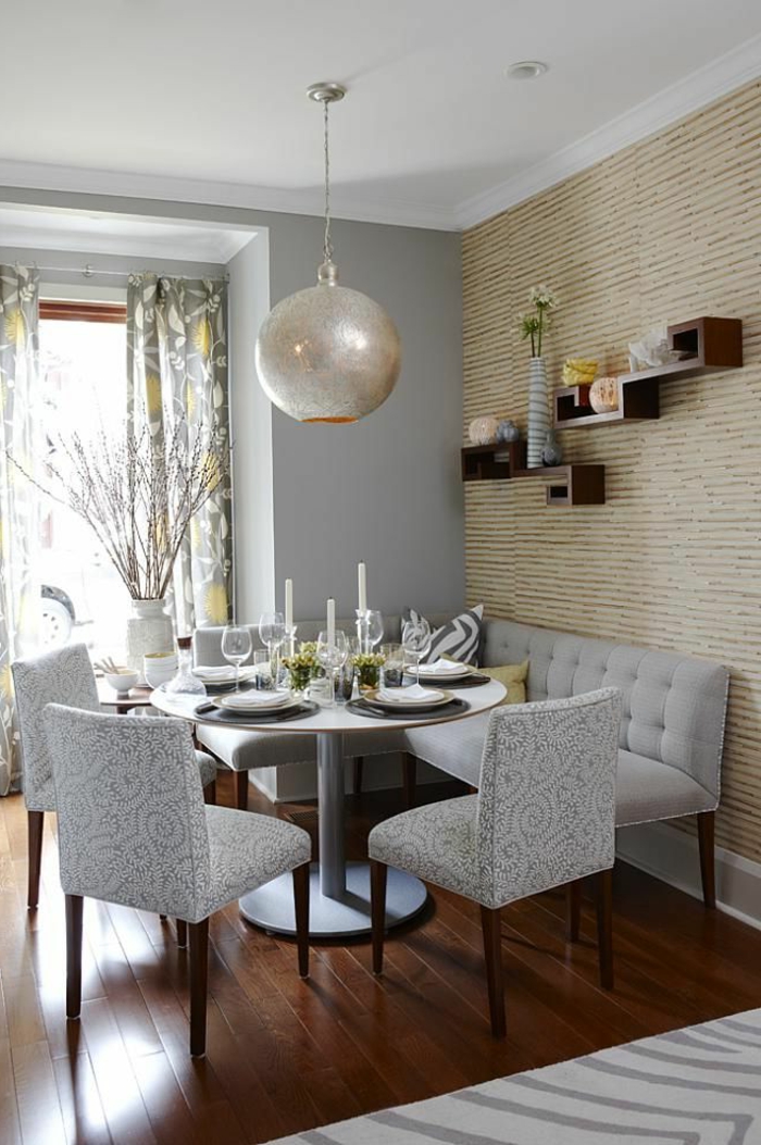 gemütliches-Esszimmer-graue-Möbel-Tischdekoration-kreative-Regale-hängende-glitzernde-Leuchte