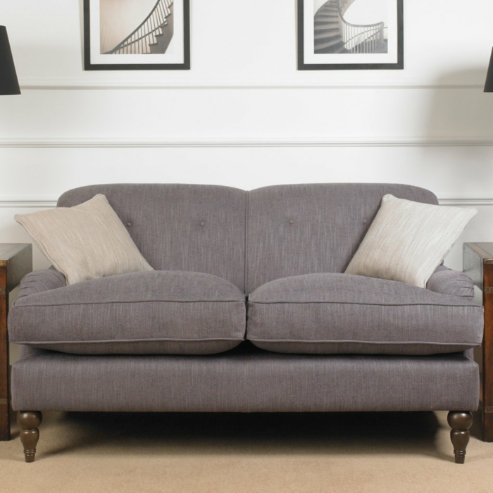 graues-Sofa-Textil-Polster-beige-Kissen-schlichtes-Interieur