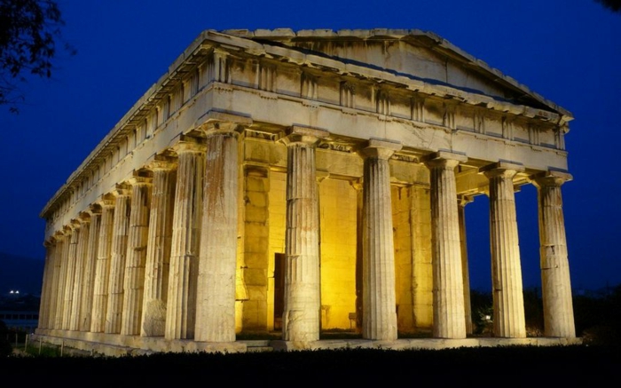 griechische-architektur-großes-gebäude-mit-säulen
