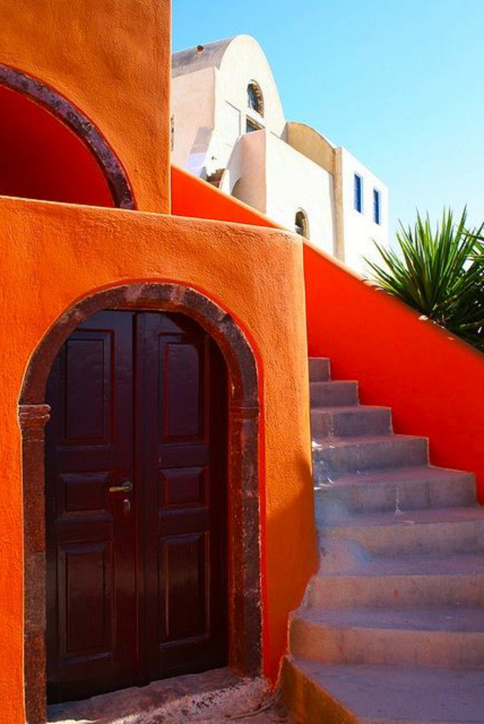 griechische-architektur-interessante-treppen-und-orange-wände