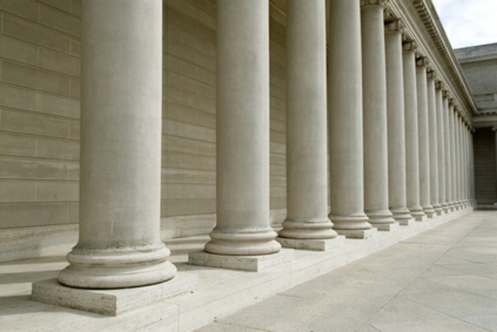 griechische-architektur-weiße-säulen
