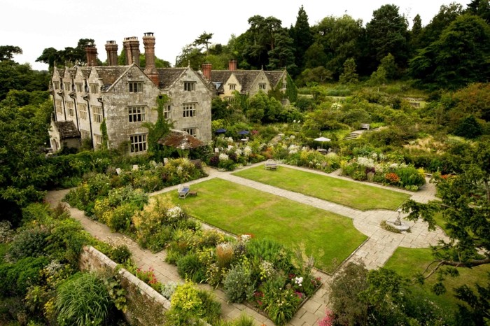 große-Häuser-britischer-Garten-Wiesen-geordnet-aristokratisch-Blumen
