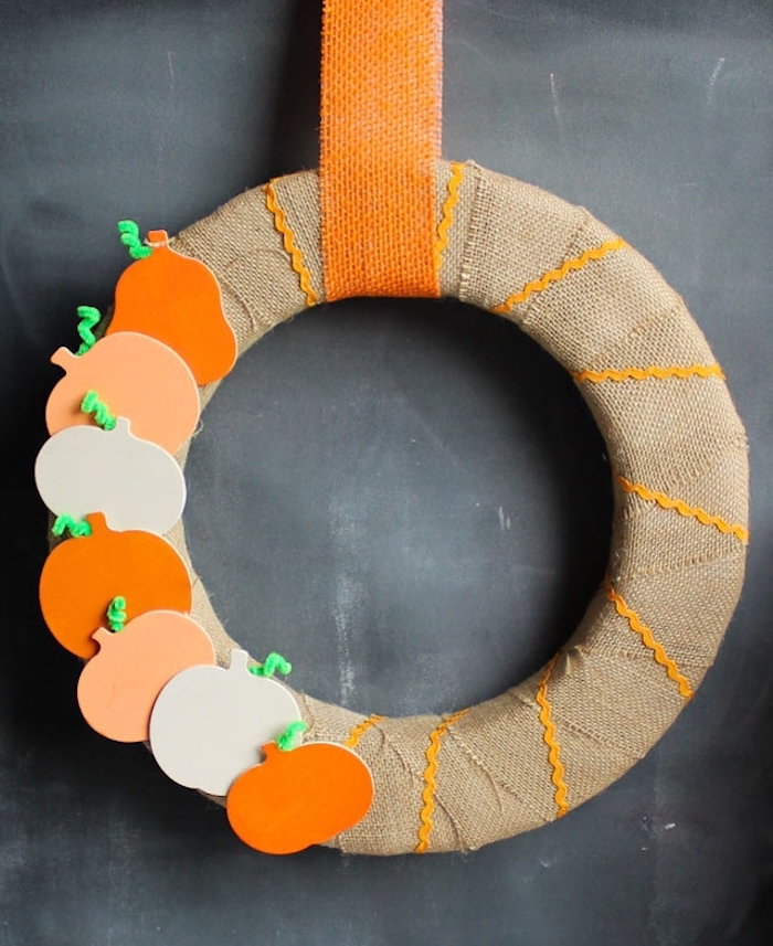Herbstkranz selber machen, mit kleinen Kürbissen aus Karton dekorieren, DIY Idee für Herbstdeko 