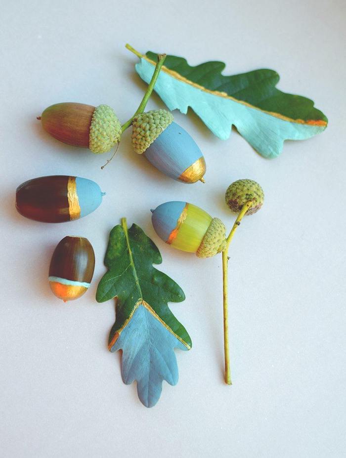 Eicheln und Blätter mit Acrylfarben bemalen, einfache Idee für DIY Herbstdeko 