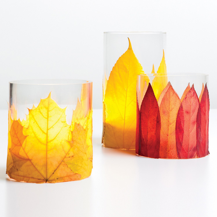 Herbstliche Teelichter selber machen, mit gelben und roten Herbstblättern verzieren 
