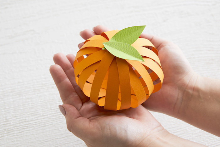 Mini Kürbis aus Papier selber basteln, DIY Deko Ideen für den Herbst, basteln mit Papier 