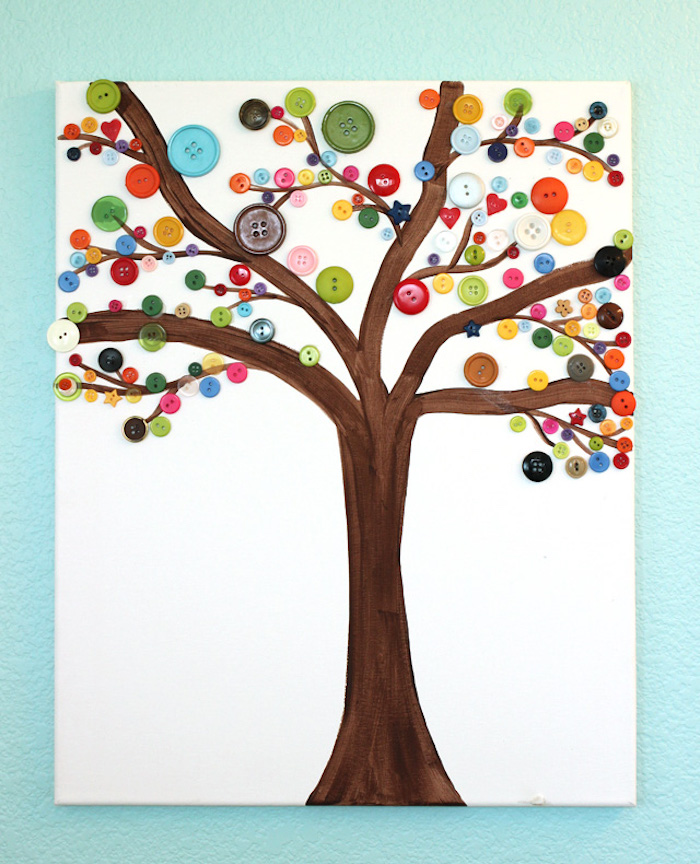 Baum auf Leinwand mit Kindern malen, bunte Knöpfe für Herbstblätter kleben, Herbstbasteln mit Kindern 