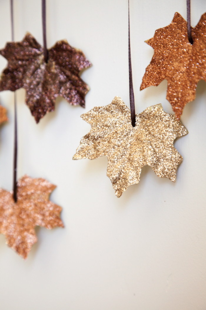 Herbstblätter sammeln, mit goldenem Glitzer bestreuen, auffällige Herbstdeko basteln 