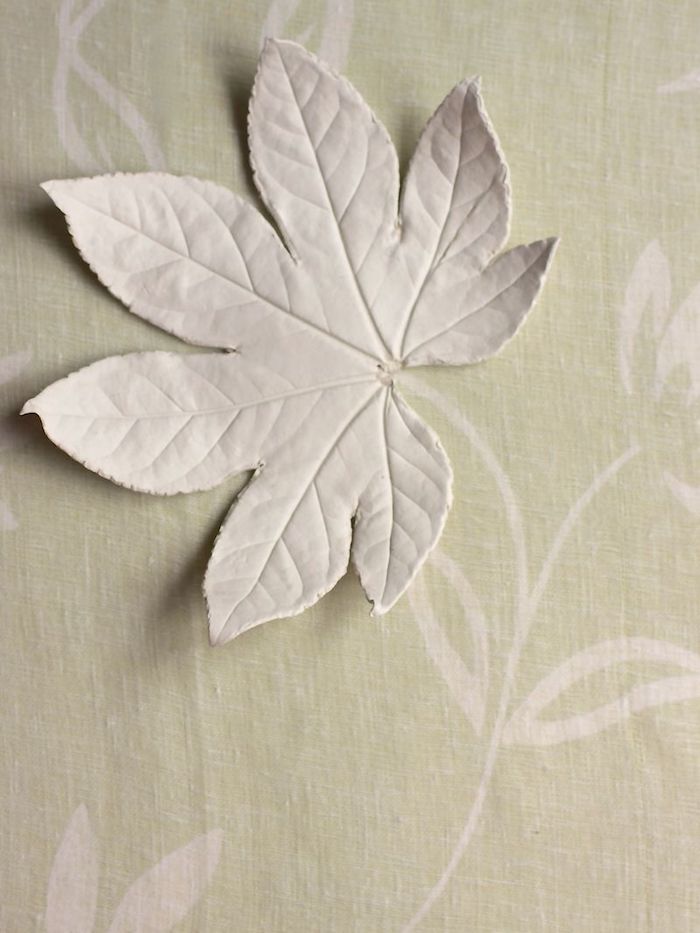 Blätter aus Modelliermasse ausstechen, DIY Ideen für Herbstdeko, basteln mit Kindern 