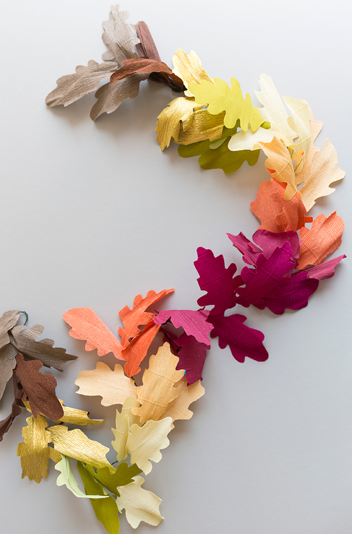 Girlande selber basteln mit bunten Herbstblättern aus Papier, DIY Idee für herbstliche Deko 