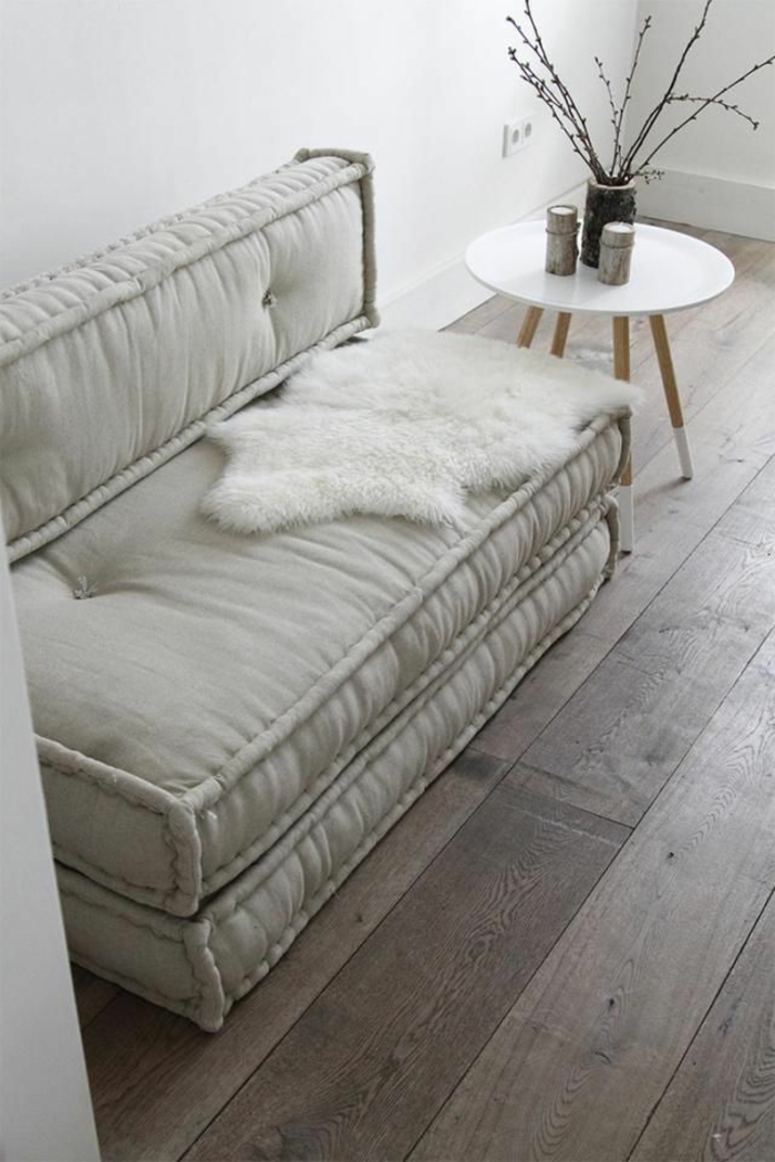 kleines-Sofa-Textil-grau-Pelz-runder-Couchtisch-schlichtes-Interieur