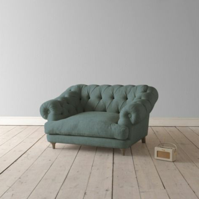 kleines-Sofa-dunkelgrüne-Farbe-Knöpfe-elegant-kompakt