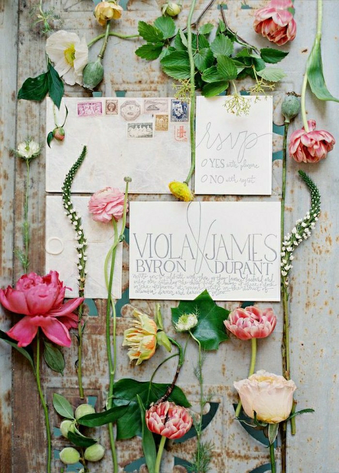 kreative-Idee-einladungskarten-hochzeit-romantische-Blumen-herrlich-wunderschöne-Zusammensetzung
