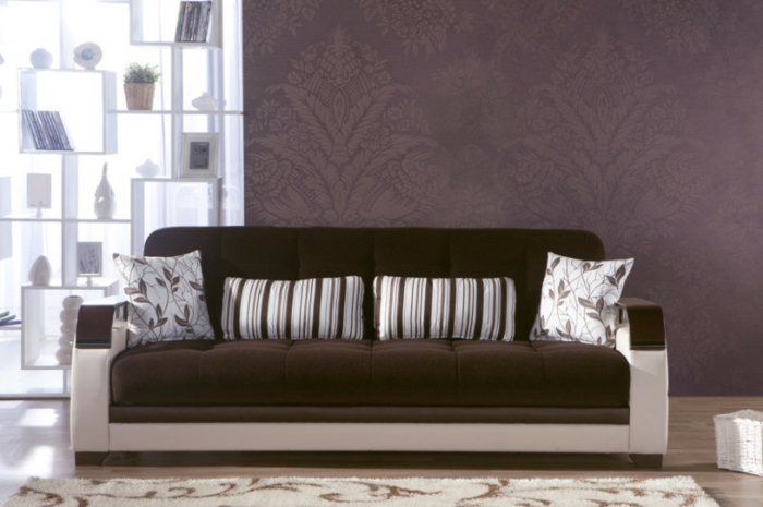 lila-tapete-modernes-sofa